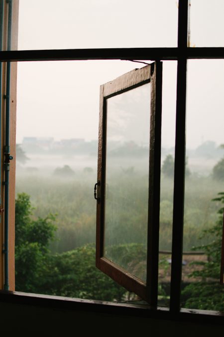 Photo by Hannah Tims on Unsplash-fenêtre