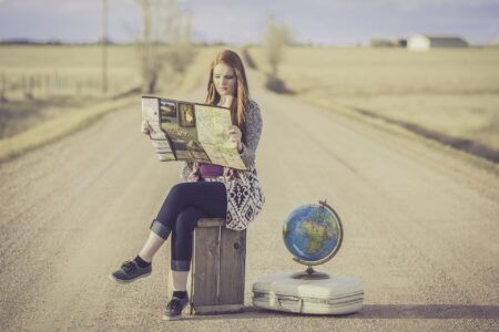 Lorri Lang de Pixabay terre mappemonde carte femme valise globe terrestre