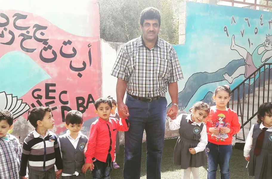 Ziad Medoukh Avec un Groupe D'enfants
