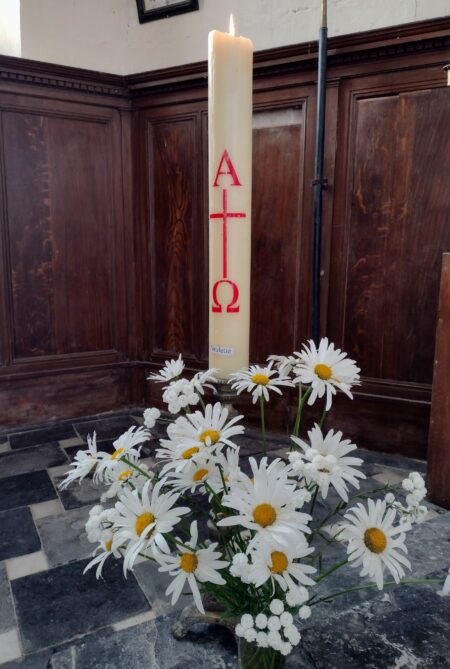 Bouquet et cierge pascal
