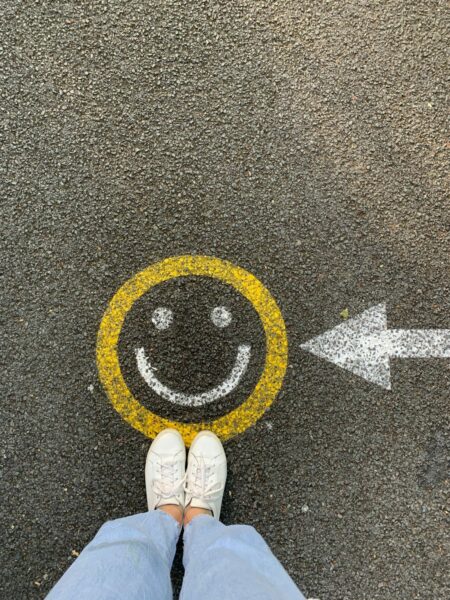 jacqueline-munguia-unsplash sourire emoticone