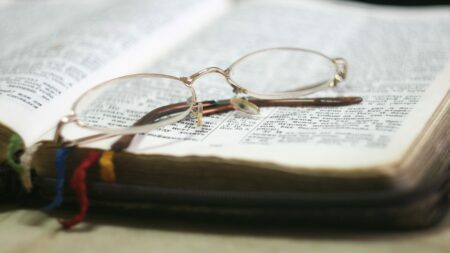 Photo de Johnmark Smith - Pexels - livre et lunette