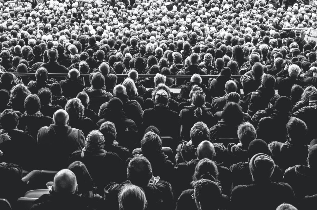 Davide Ragusa Unsplash foule noir et blanc dos