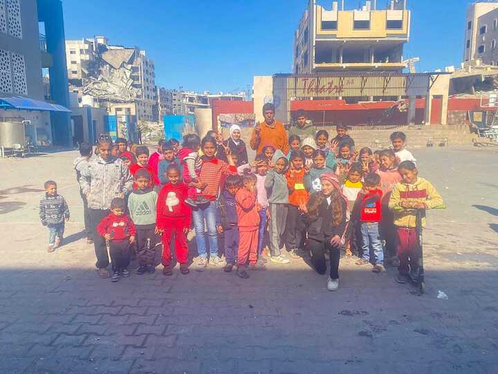 Ziad Avec Enfants Du Quartier 720