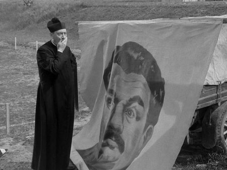 Fernandel en Don Camillo devant l'affiche de Peppone