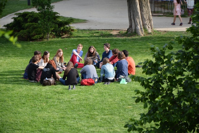 Se mettre tous en cercle au sol